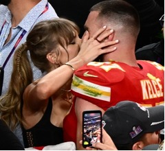 テイラー・スウィフト、恋人に何度も&ldquo;熱烈キス&rdquo;