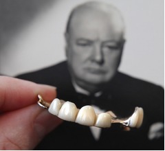 珍品&ldquo;ウィンストン・チャーチルの入れ歯&rdquo;オークションに出品