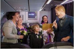 同性婚合法化のNZで&ldquo;機上婚&rdquo;、3万フィート上空でカップルが挙式。