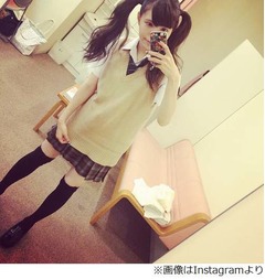 益若つばさが制服＆ツインテ姿「あははやばい。収録で久々制服着た笑」。