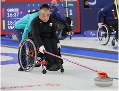 ストーンを放つ中島