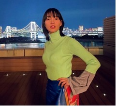 のん、&ldquo;ポケモン意識した衣装&rdquo;ボディーライン際立つタイトニット姿に反響