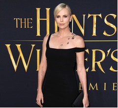 シャーリーズ・セロンがキアヌとスパーリング