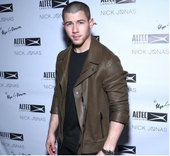 米人気歌手「鳥の死骸をパンツで温めて食べた」