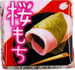 春のチロルチョコは&ldquo;桜もち&rdquo;、チョコに桜の葉塩漬けパウダー。