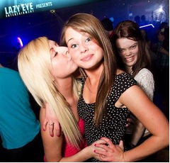 【写真】陽気な写真に映る&ldquo;変顔の女&rdquo;、ジム・キャリーみたい？