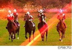 史上初の馬に乗るウルトラマン、ウルトラヒーロー6人が気迫レース。