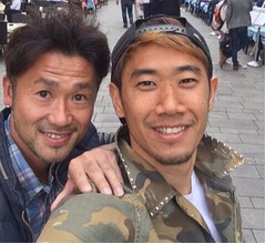 香川真司、世界を旅する&ldquo;710&rdquo;と2ショット