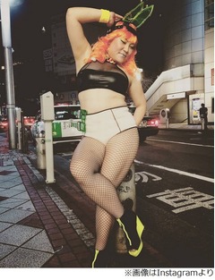 バービーが過激なバニー姿披露、公共の場での大胆な一枚に反響。