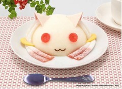 「キュゥべえ」の顔がケーキに、シルエット彫刻のスプーンが付属。