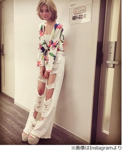 瑛茉ジャスミンのパンツが露出するハプニング、劇団ひとりが見てしまう。