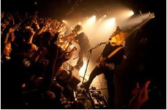 &ldquo;謎の狼バンド&rdquo;がサマソニ参戦、全国各地の夏フェスに続々出演へ。