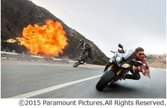 トムが挑んだ過激バイクシーン、曲がりくねる山道を超高速で駆け抜ける。