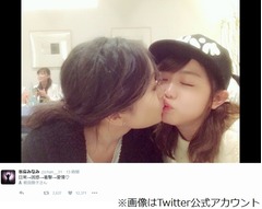 前田敦子と峯岸みなみが&ldquo;本気&rdquo;キス、ファン興奮「ひゃあぁあっ」。
