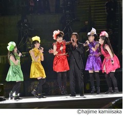 ももクロが&ldquo;黒い刺客&rdquo;と熱唱、西武ドームに「愛のボラーレ」響く。