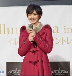 光の芸術に剛力「涙出そうに」、セントレアのイルミ点灯式で感動。