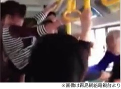 &ldquo;座席争い&rdquo;で老人に飛び蹴り、つり革利用した攻撃に老人は防戦一方。