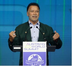 シュワルツェネッガー「未来を救うために」気候変動対策を呼びかけ