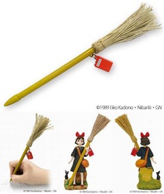 魔女宅&ldquo;キキのほうき&rdquo;ペンに、キキとジジのペンスタンドも登場。