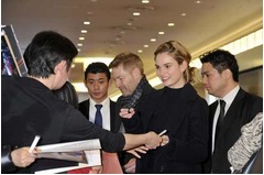 &ldquo;シンデレラ&rdquo;遂に日本へ到着、羽田空港でファンから誕生日サプライズ。