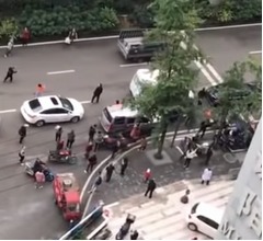 30階から&ldquo;紙幣の雨&rdquo;降らせた男逮捕