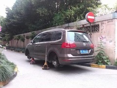 【写真】違法駐車の罰でタイヤ持ち去る、中国で撮影された写真が話題に。