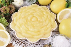 &ldquo;ソルティドッグ風&rdquo;のタルト、ふちにまぶした塩とグレープフルーツ。