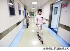 &ldquo;キックボード看護師&rdquo;に物議、秒単位の治療が必要な救急病院に導入。