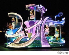 雨の日ディズニーの楽しみ方、幻想的な雨の日限定パレードなど。