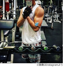 オリラジ藤森の筋肉がすごい、鍛え上げられた太い腕に「腕枕きぼん&hellip;」。