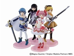 「魔法少女まどか☆マギカ」の食玩コレクション、4人繋げて1つの構図に。