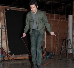 &ldquo;負けず嫌い&rdquo;小栗旬が新木優子と二重飛び対決