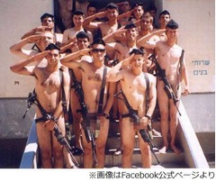 &ldquo;裸敬礼&rdquo;で英王子をサポート、ネットで世界に広がる全裸の輪。