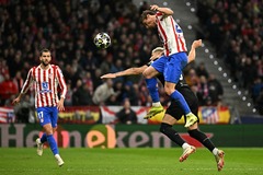 競り合うルノルマン　サッカー