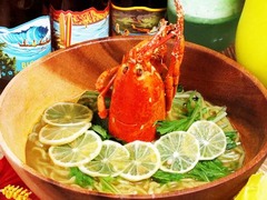 オマール海老ミソたっぷりの麺、頭1匹分丸ごとのハワイアンラーメン。