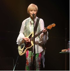 yuiがバンドで改名後初のCM、書き下ろしタイアップ曲「月」も初披露。