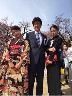 草刈正雄&ldquo;美女2人&rdquo;とお花見、娘たちと3ショット「両手に華で」。