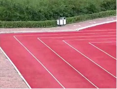 【写真】コーナーが直角の陸上トラック、減速が必要な謎設計に驚きの声。