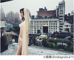 NYで魅せた紗栄子のセクシー下着姿、「ピーチ・ジョン」撮影の一コマ。