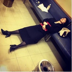 大島優子がすごい体勢で仮眠、「ヤメゴク」撮影でお疲れモードに。