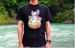 &ldquo;世界一臭い食品&rdquo;Tシャツ完成、コンテストの優勝作品を商品化。