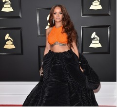 リアーナの&ldquo;幼少期から複雑な関係&rdquo;の父が死去、金銭トラブルになったことも