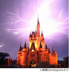 シンデレラ城に壮大な稲妻走る、ネットに動画や写真の投稿相次ぐ。
