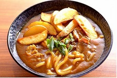 十勝産じゃがいもの「ポテカレーそば・うどん」、皮付きポテトゴロゴロ。
