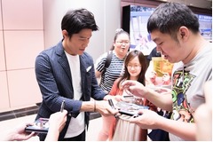 鈴木亮平が異国で告白「柳楽くんにおいなりさん押し付けるの嬉しかった」。