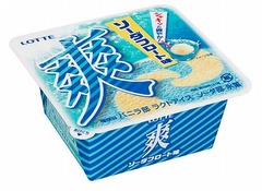 さっぱり「爽」ソーダフロート、見た目も涼しい青と白のコントラスト。