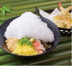 そばの上に氷ドバッ「かき氷そば・うどん」
