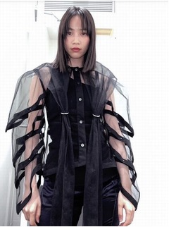 のん、&ldquo;甲冑&rdquo;のようなシースルートップス姿に反響