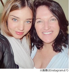 ミランダ・カーの母娘ショット、父親とも2ショットで自然な笑み。