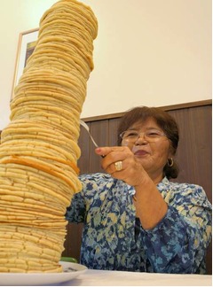 年齢＝枚のパンケーキタワー、&ldquo;80歳なら80枚&rdquo;で誕生日を祝う。